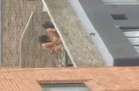 Graba a sus vecinas lesbianas en el techo video porno casero