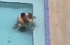 Follando en la piscina de un hotel
