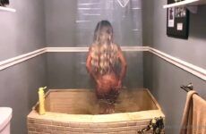 Barbie Rican tomando una ducha